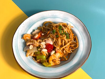 Курица Гун Бао с жареной лапшой