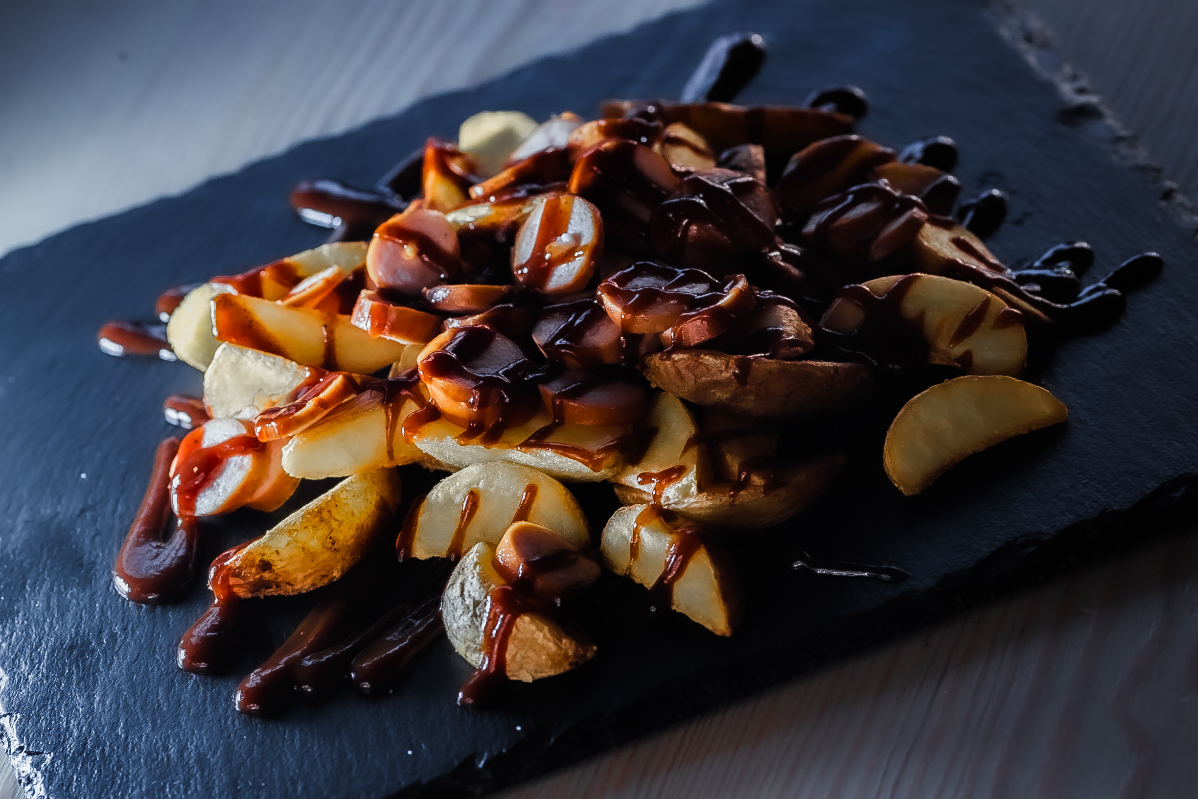 Картофельные дольки с сосисками и соусом