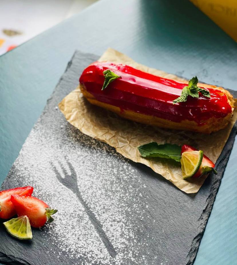 Эклер Ягодный