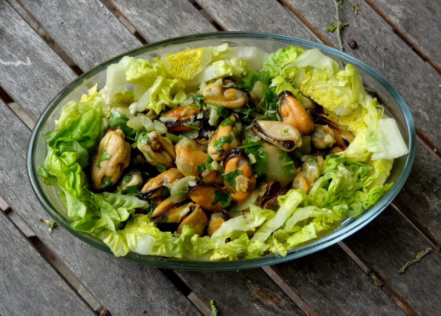 Салат с мидиями с соусом Сладкий Чили