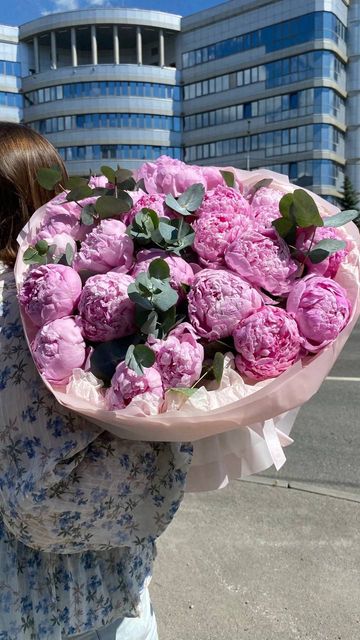 25 розовых пионов