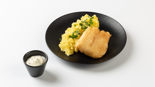 Филе-кусочки трески атлантической в кляре с картофельным пюре и чесночным соусом