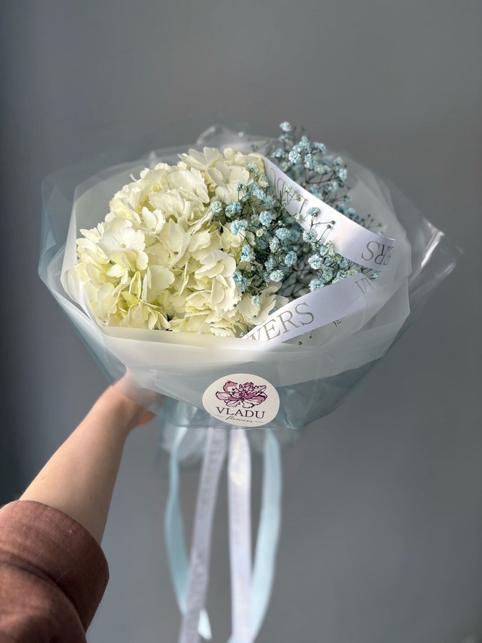 Букет из белой гортензии и гипсофилы