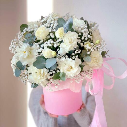 Цветы в коробке эустома и гипсофила 