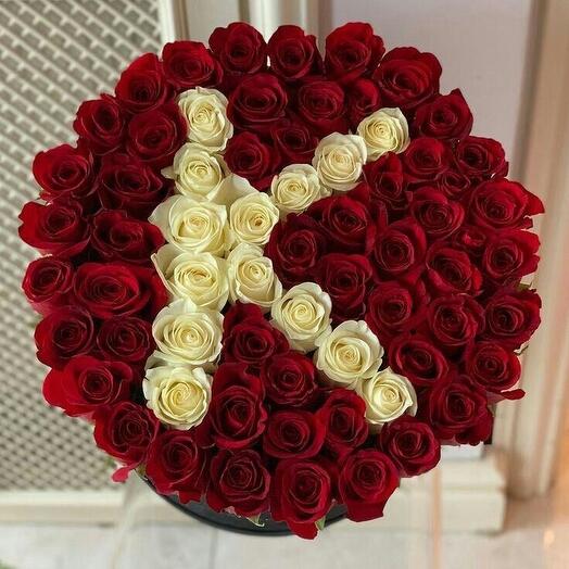 Корзина из красных роз с буквой