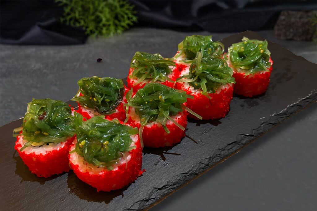 Ролл с креветкой и чукой