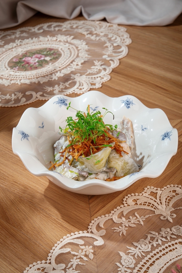 Салат с языком и омлетом