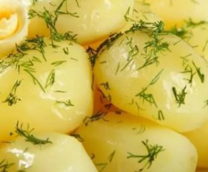 Картофель отварной с маслом и зеленью