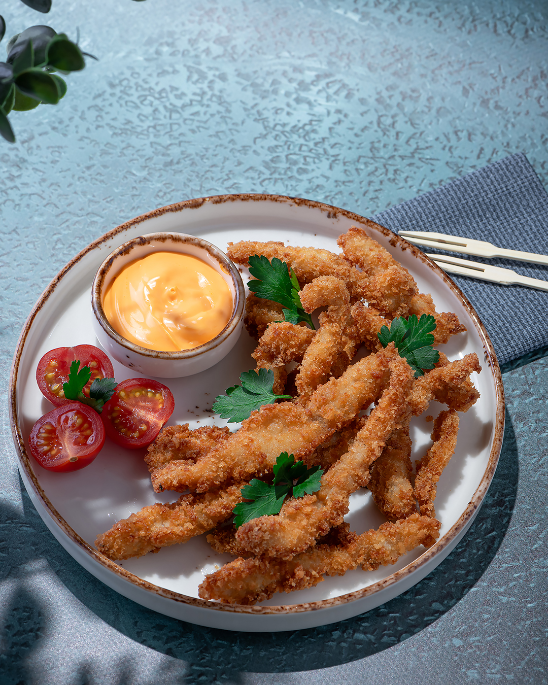 Стрипсы куриные с соусом на выбор