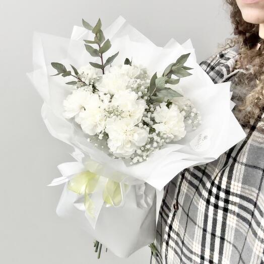 Букет «Свет» из диантусов, эвкалипта и гипсофил