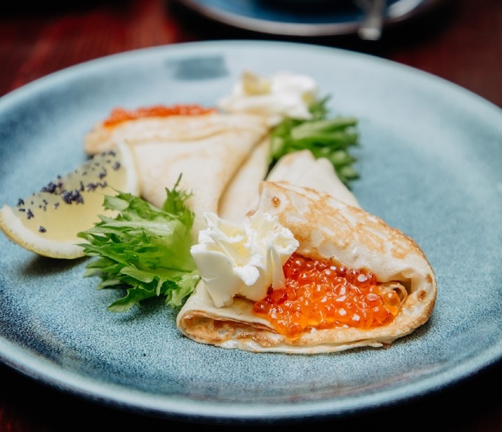 Блинчики с икрой и сливочным маслом