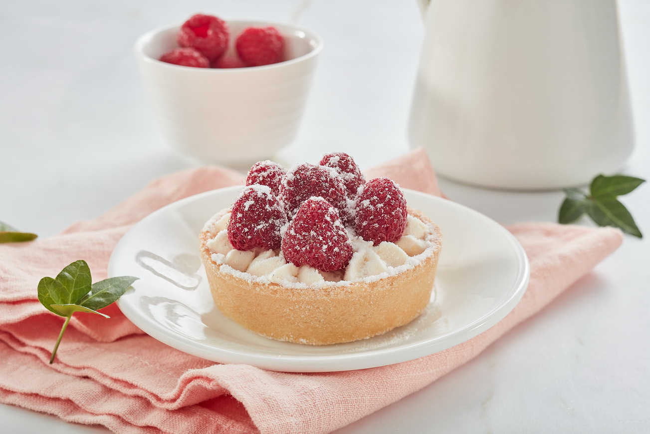 Тарталетка с малиной и заварным кремом