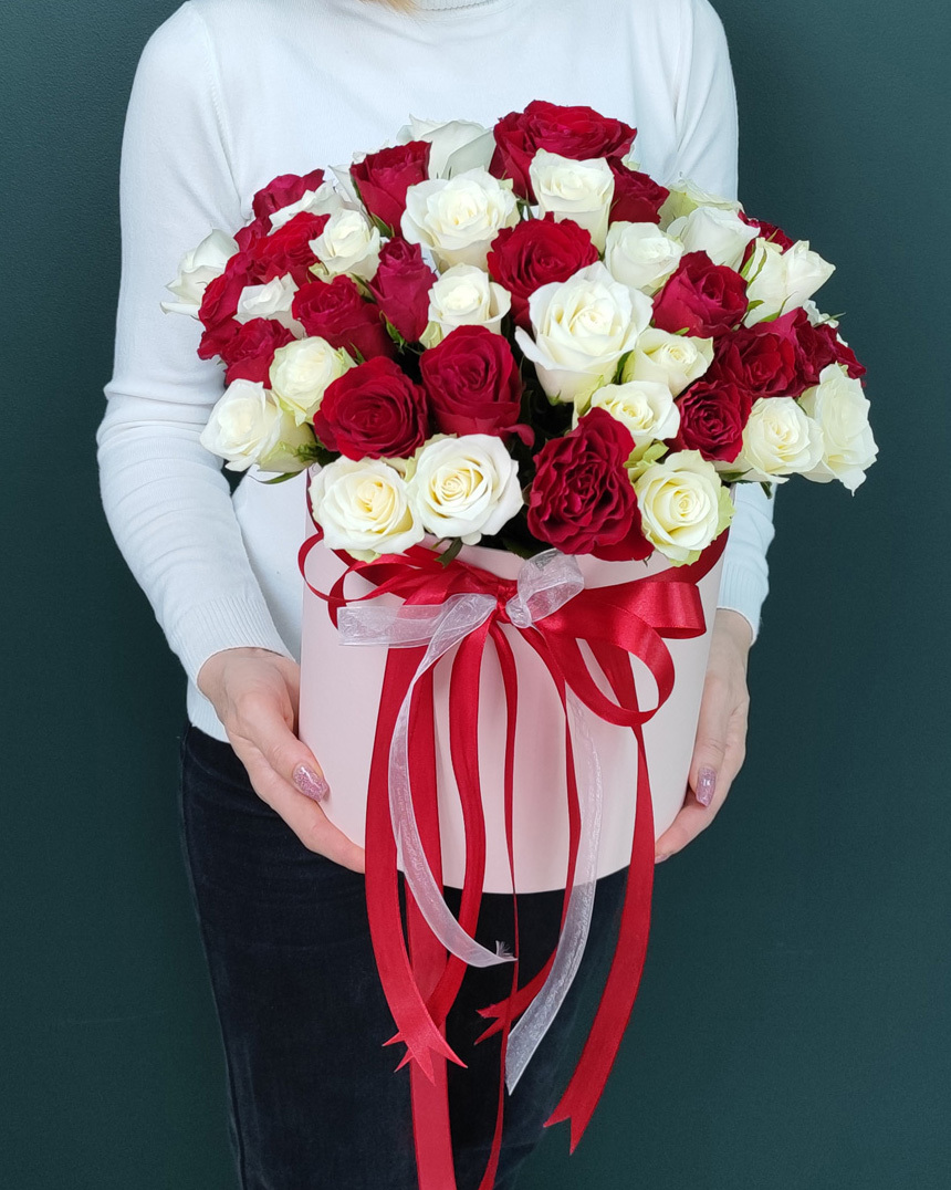 Роза белая и красная, 51 шт в коробке