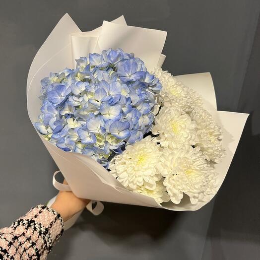 Нежный букет голубая гортензия и белая хризантема