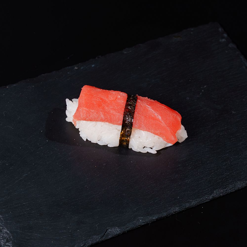 Суши с тунцом