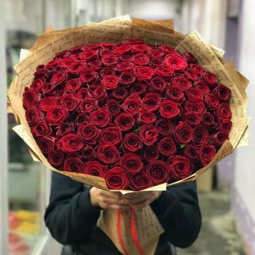 101 красная роза в дизайнерском крафте