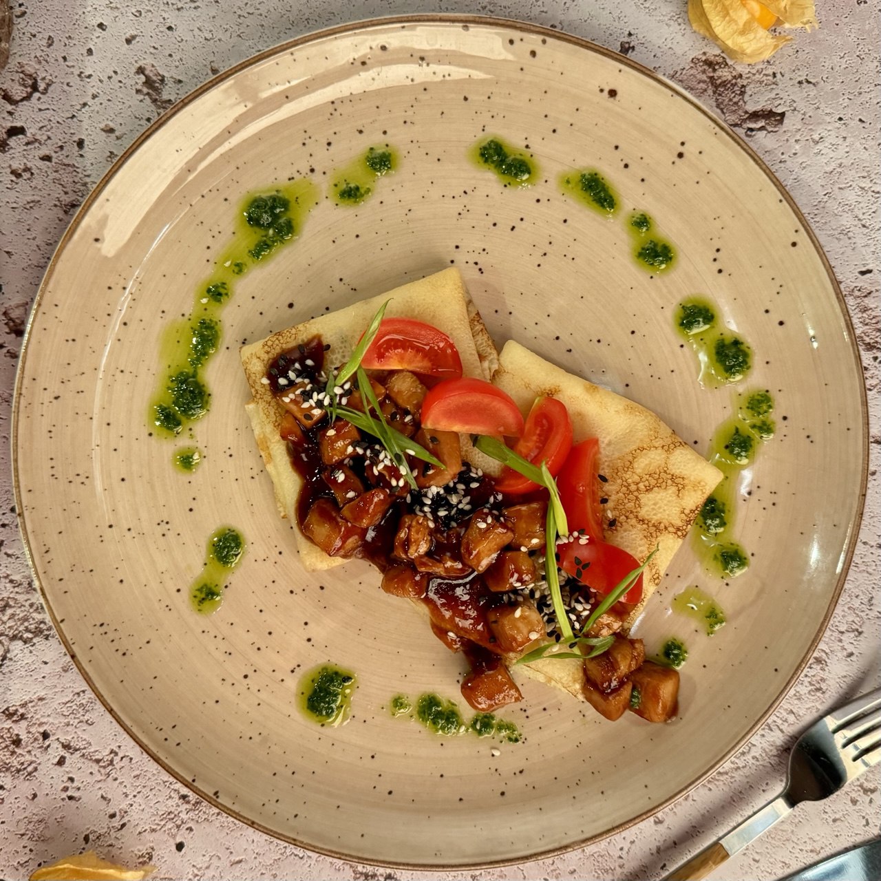 Блины с цыплёнком и томатами черри