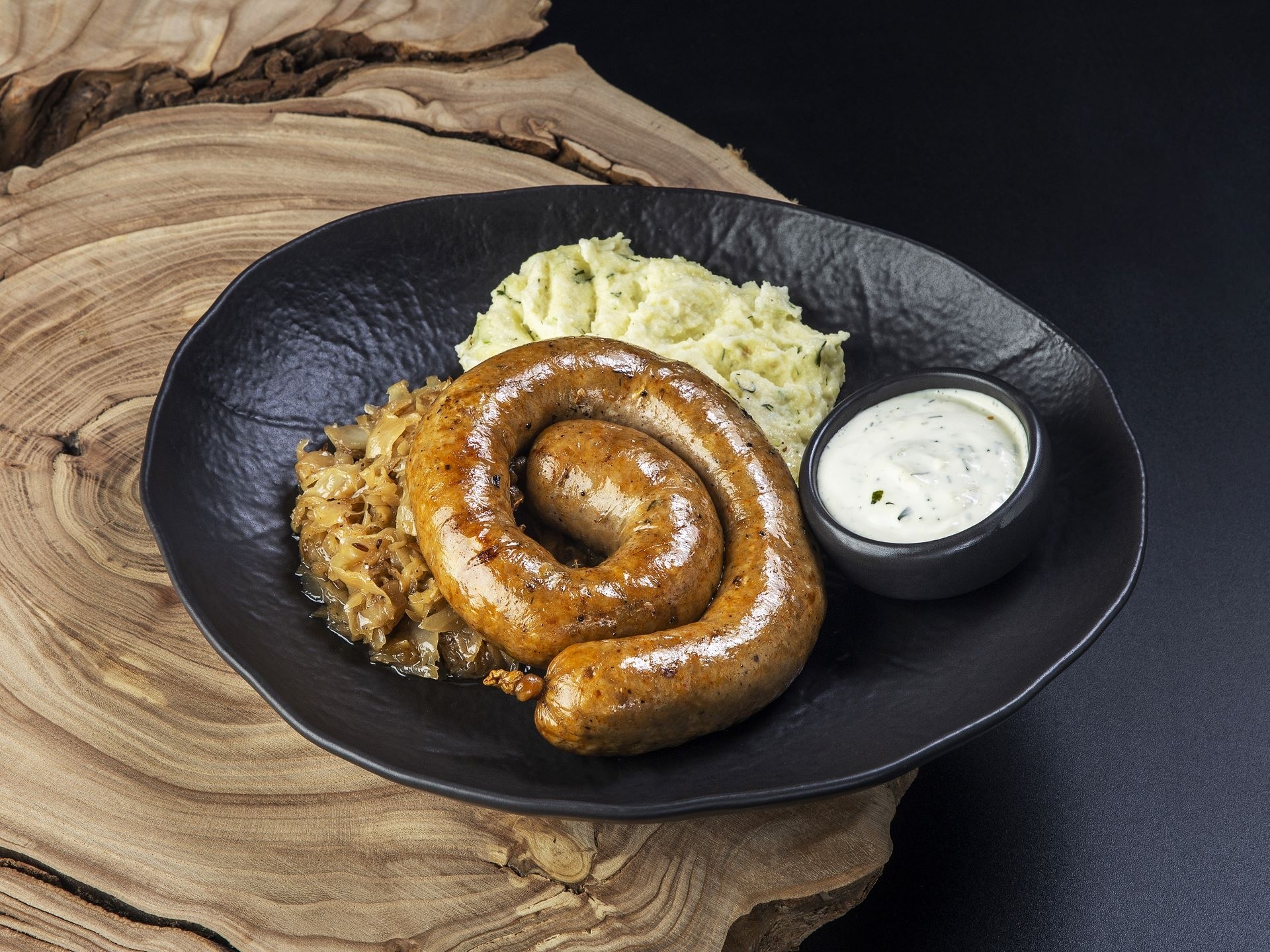 Жареная свиная колбаска с гарниром