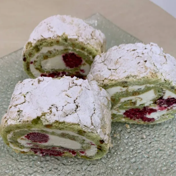 Меринговый фисташковый рулет