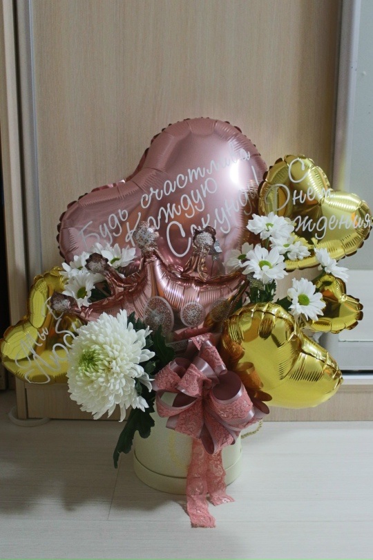 Композиция из шаров и цветов