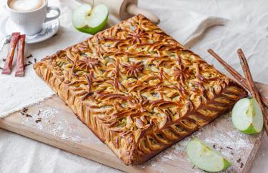 Пирог с печёными яблоками и корицей