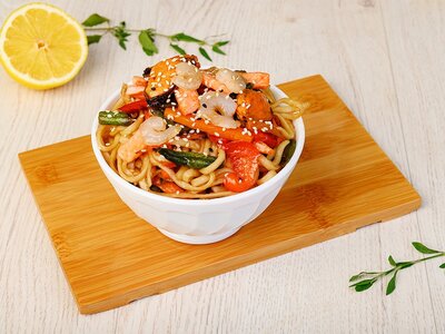 Wok с морепродуктами (яичная лапша)