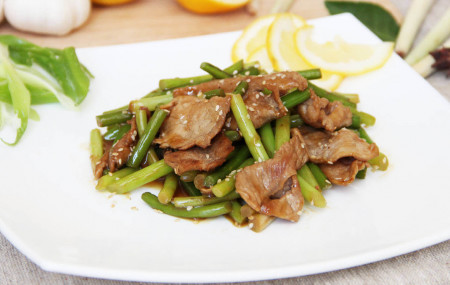 Стрелки чеснока со свининой