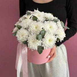 Хризантема с эвкалиптом в коробке