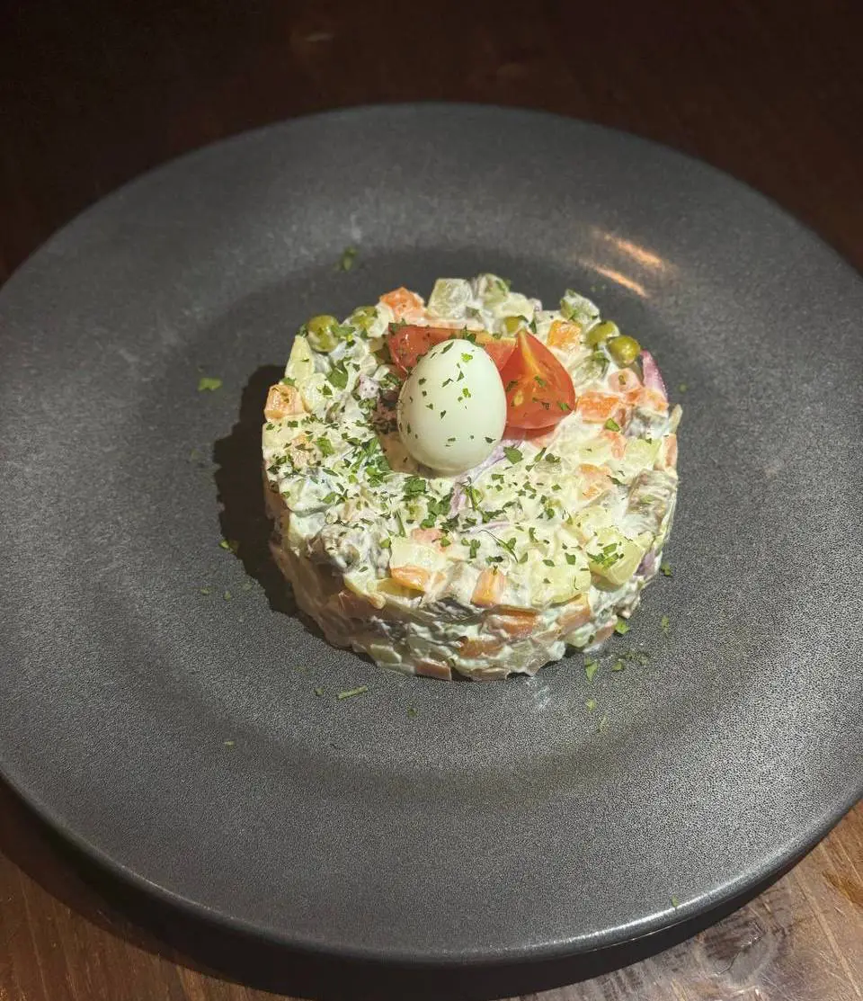 Салат Оливье с перепелиным яйцом