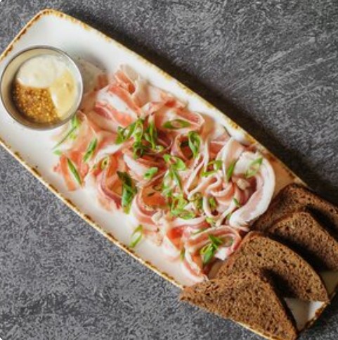 Сало с бородинским хлебом