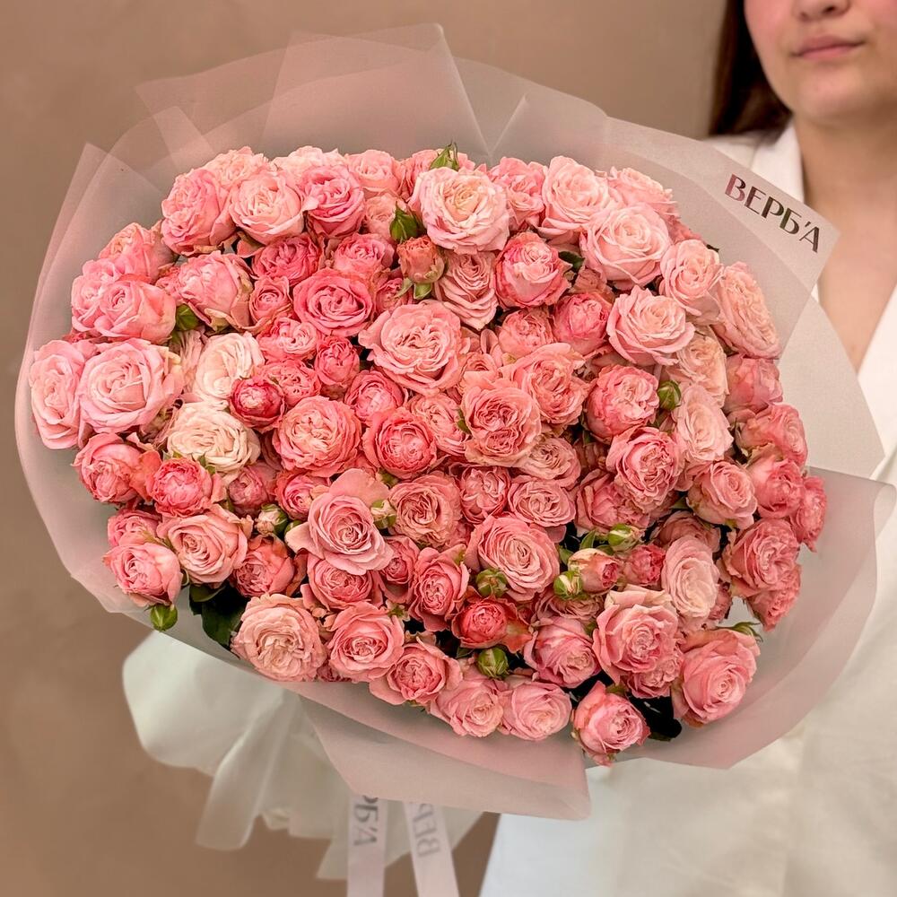 Яркие розовые кустовые розы в букете из 25 шт
