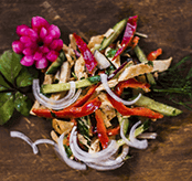 Салат из курицы, огурцов, перца и лука