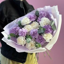 Фиолетовые и белые диантусы с эвкалиптом