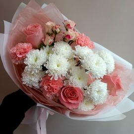 Букет с розами и хризантемой