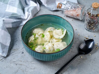 Пельмени с куриным бульоном и сметаной
