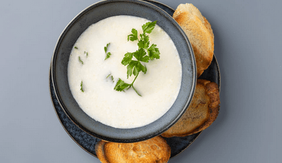Сливочно-куриный бульон с гренками и печеночным паштетом