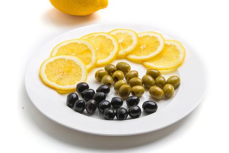 Маслины, оливки, лимон