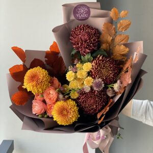 Авторский сборный осенний букет с сезонными хризантемами