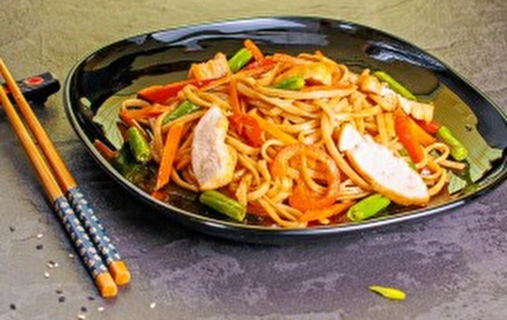 Удон с курицей и овощами