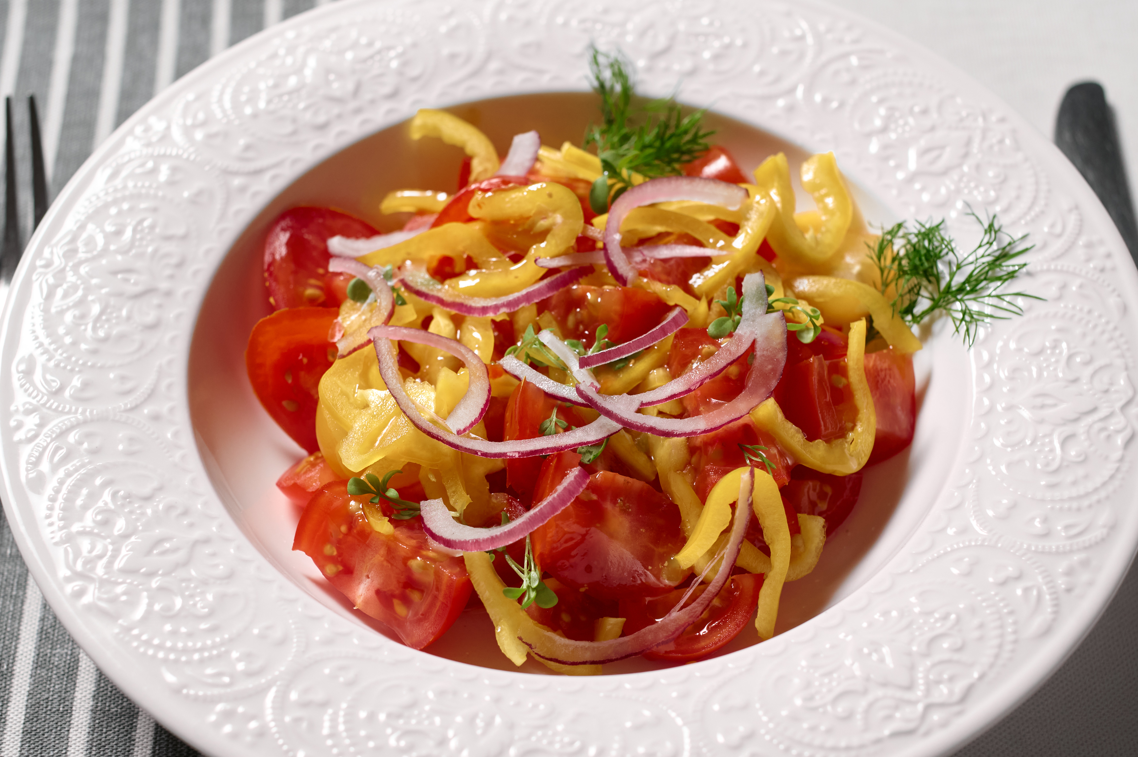 ИЗ TOMATOB С ЛУКОМ И СТРУЧКОВЫМ ПЕРЦЕМ