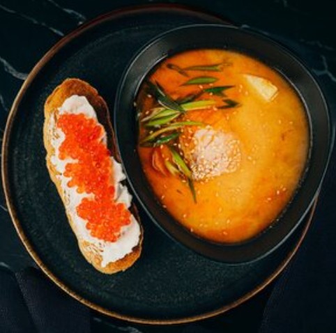 Рыбный суп с красной икрой