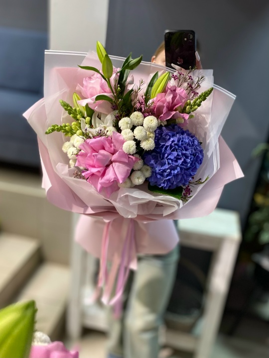 Авторский букет с лилией и гортензией