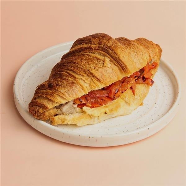 Круассан с индейкой, хумусом и перцем гриль
