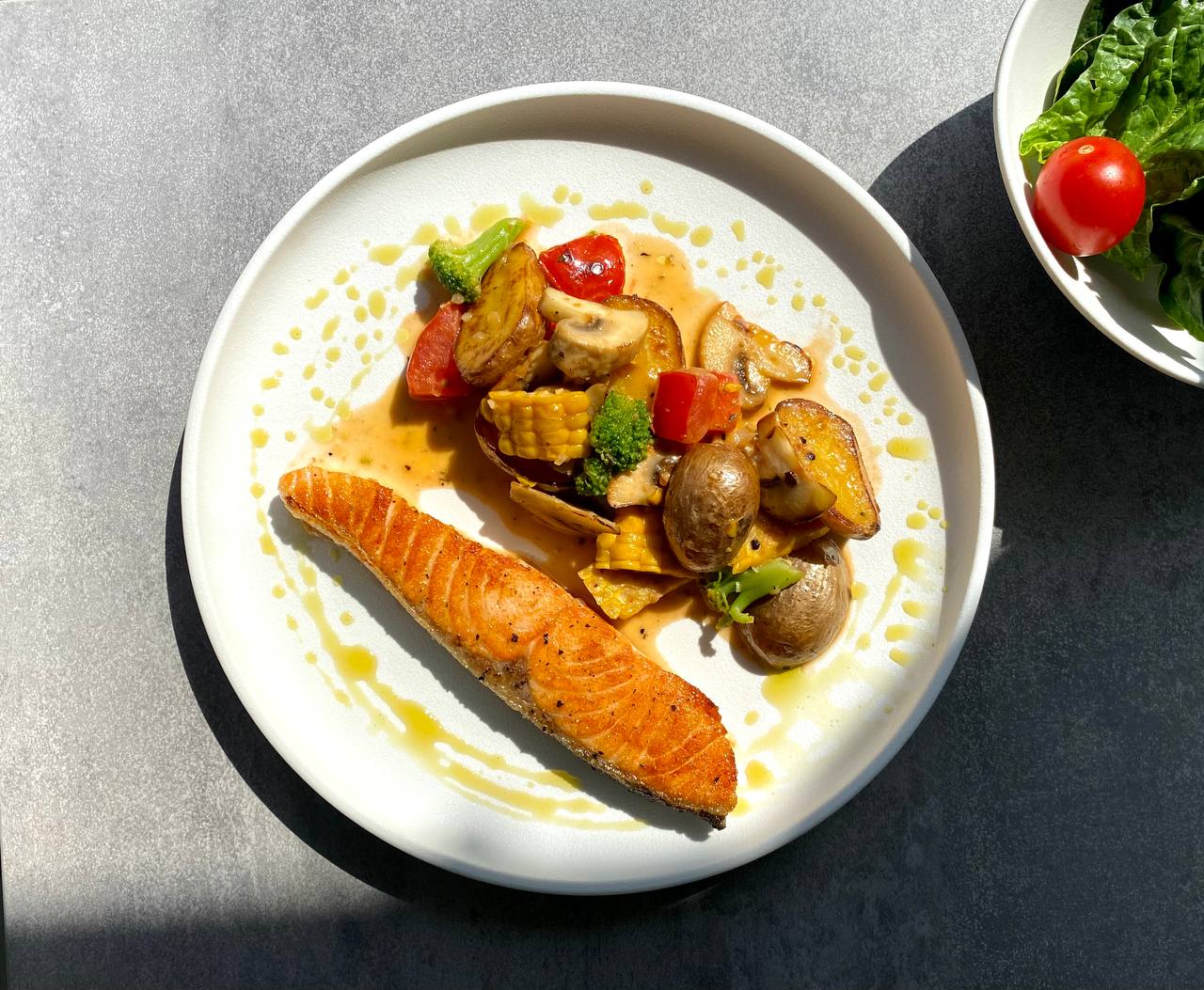 Стейк семги с овощами 270г.