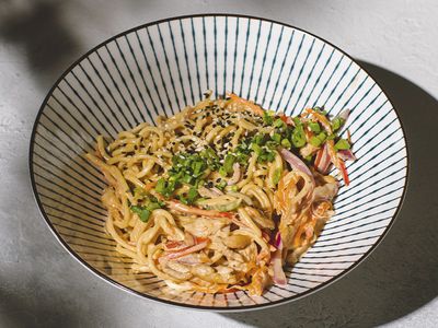 Лапша с курицей в сливочно-орех. соусе