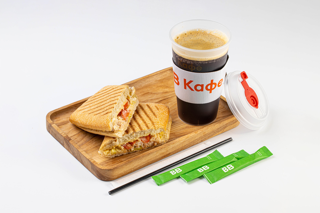 Комбо американо 0.4 и Чиабатта с курицей, пармезаном и соусом цезарь, кафе