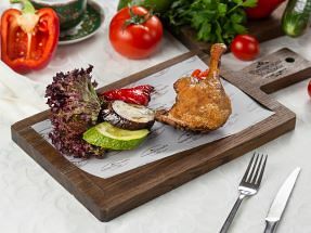 Утиное бедро с овощами из дровяной печи
