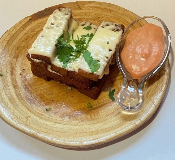 Гренки чесночные с сыром и соусом