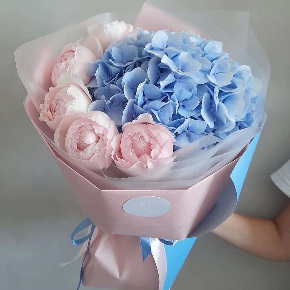 Букет из гортензии и пион