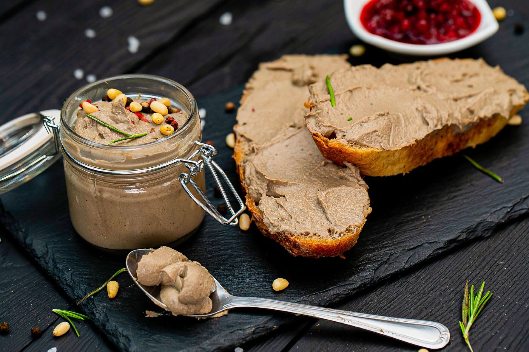 Домашний паштет с брусничным соусом и ке